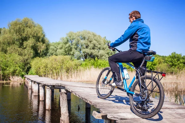 Jovens passeios de bicicleta na ponte — Fotografia de Stock