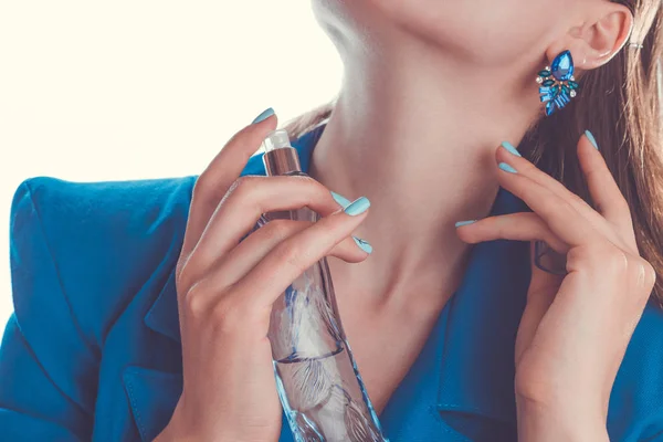 Kobiety stosujące perfum na jej szyi — Zdjęcie stockowe