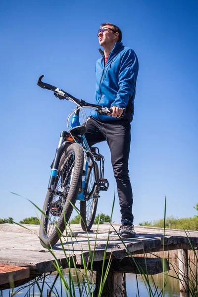 Genç bisikletçi köprüde rides