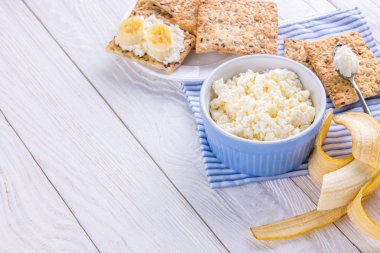 Süzme peynir ve grenli bisküvi gibi sağlıklı kahvaltı
