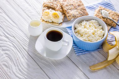 Sağlıklı kahvaltı süzme peynir, grenli bisküvi ve kahve gibi