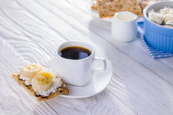 Здоровий сніданок, включаючи сир, зернисте печиво та каву — стокове фото