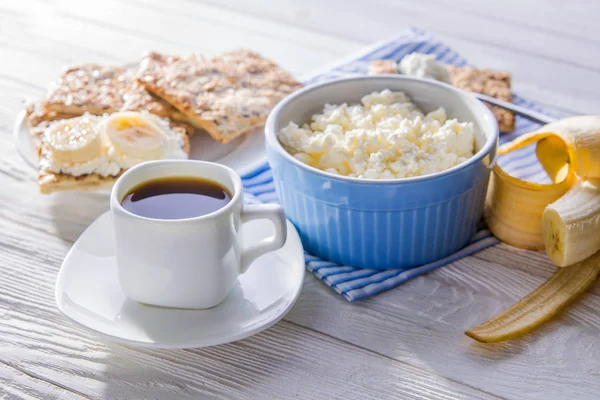 Здоровий сніданок, включаючи сир та зернисте печиво — стокове фото