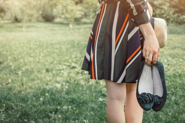 Kadın bir çift daire tutar