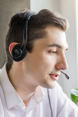 Çağrı Merkezi müşteri temsilcisi bir istemciye konuşuyor