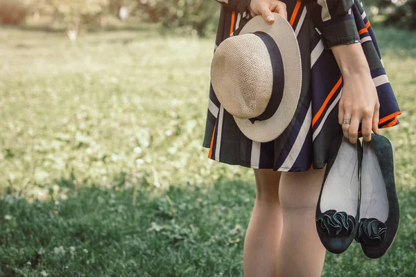 Mujer sostiene un par de pisos — Foto de Stock