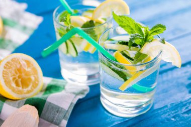 Limonata limon, salatalık ve nane yenileniyor