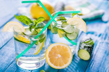 Limonata limon, salatalık ve nane yenileniyor
