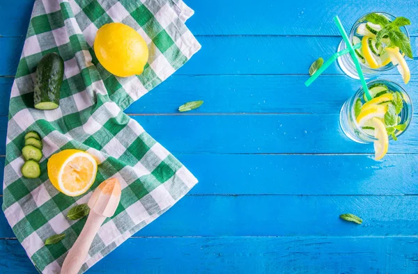 Erfrischende Limonade aus Zitrone, Gurke und Minze — Stockfoto