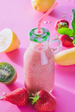 Meyveli smoothie maddeler