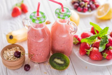 Meyveli smoothie ve malzemeler