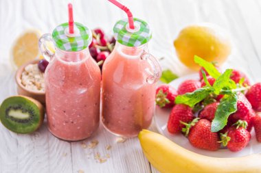 Meyveli smoothie ve malzemeler