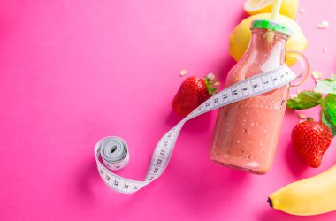 Meyveli smoothie malzemeler ile. Sağlıklı beslenme kavramı.