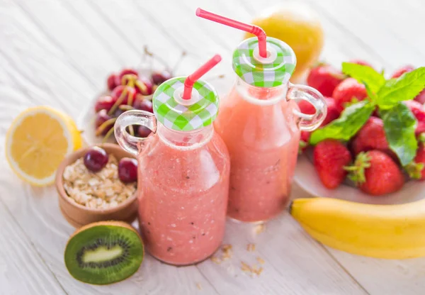 Fruchtiger Smoothie und Zutaten — Stockfoto