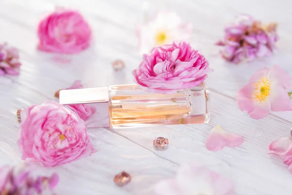 Bouteille de parfum aux fleurs — Photo