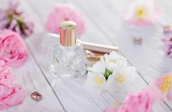 Bouteilles de parfum aux fleurs — Photo