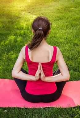 Geriye doğru dua yoga poz. Pratik Yoga