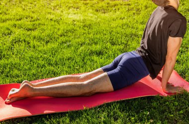 Kobra poz veya köpek poz yukarı bakacak şekilde