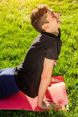 Kobra poz veya köpek poz yukarı bakacak şekilde