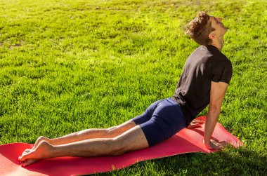 Kobra poz veya köpek poz yukarı bakacak şekilde