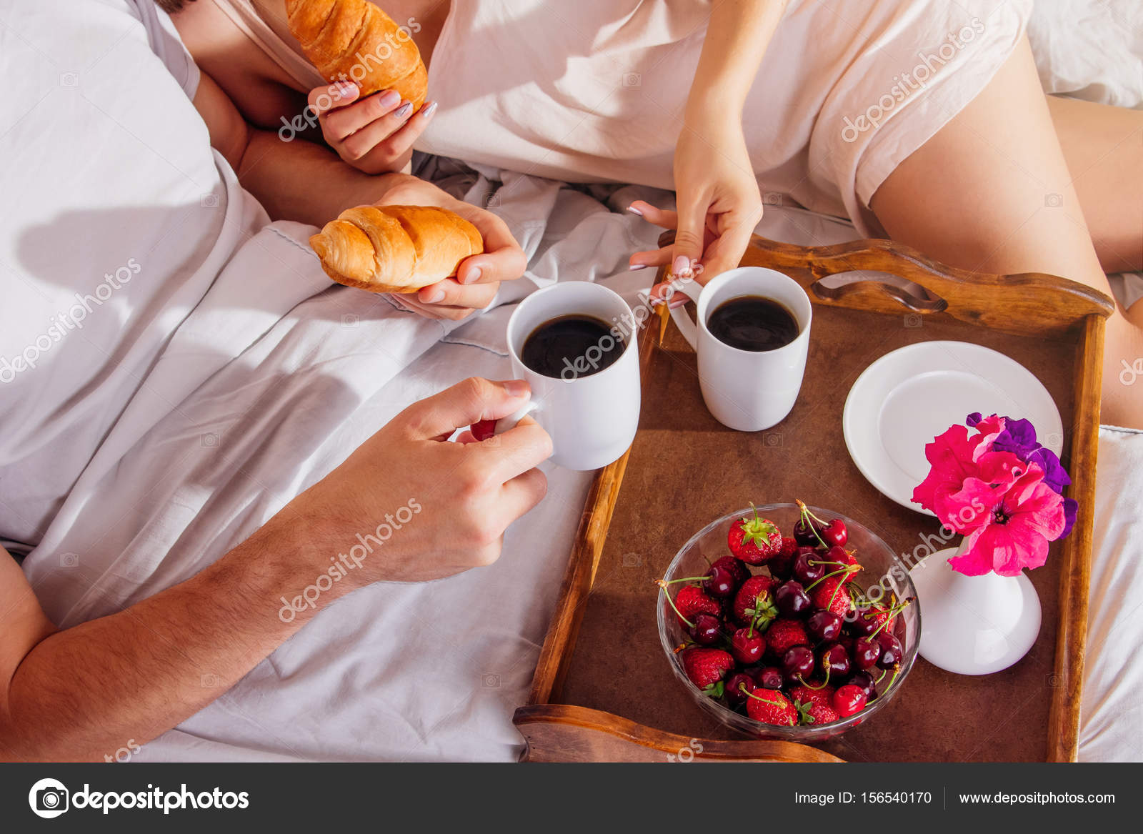 Coppia che fa colazione a letto — Foto Stock © maryviolet 156540170