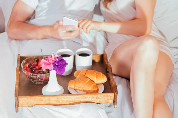 Пара завтракает в постели — стоковое фото