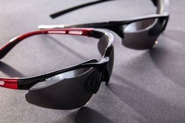 Siyah arka plan üzerinde bisiklet güneş gözlüğü