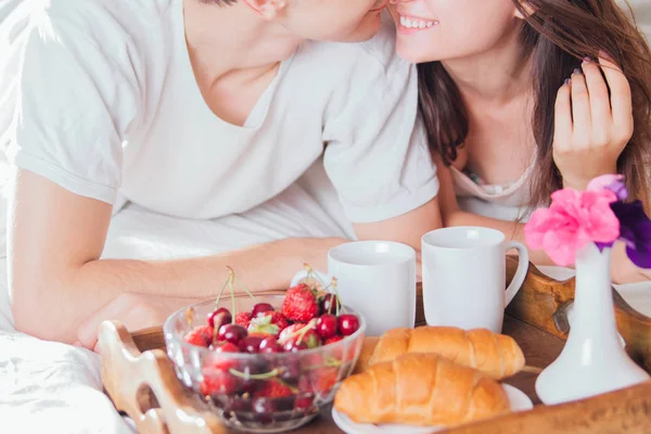 ベッドで朝食をとるカップル — ストック写真