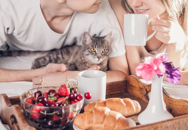 Couple prenant le petit déjeuner au lit — Photo