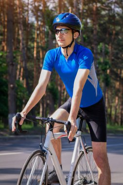 Otoyol sürme motorcu