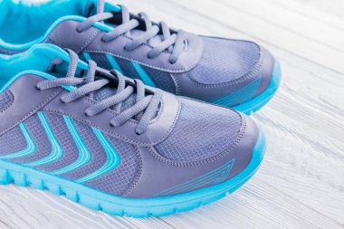 Ahşap arka planda spor ayakkabılar