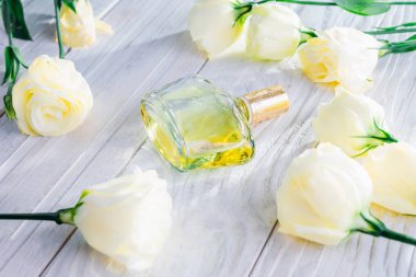 Eustoma çiçekler ile parfüm şişe