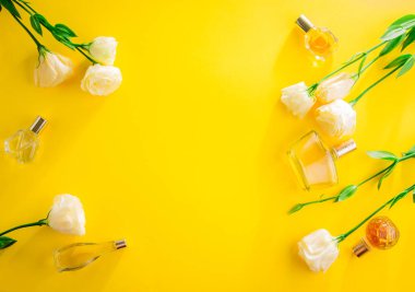 Eustoma çiçekler ile parfüm şişe