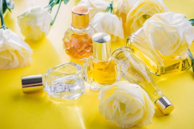 Eustoma çiçekler ile parfüm şişe