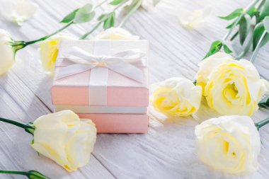 çiçek hediye kutusu