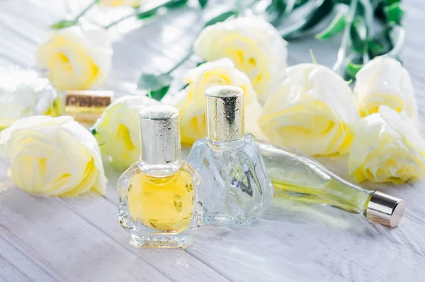 Пляшки парфумів з квітами еустоми — стокове фото