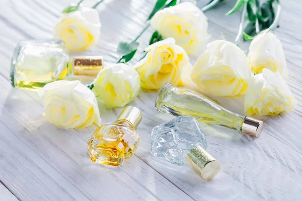 Пляшки парфумів з квітами еустоми — стокове фото