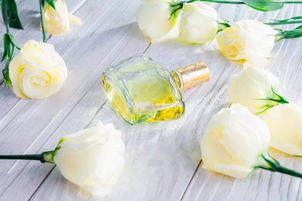 Пляшка парфумів з квітами еустоми — стокове фото