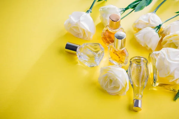 Bouteilles de parfum aux fleurs d'eustomes — Photo