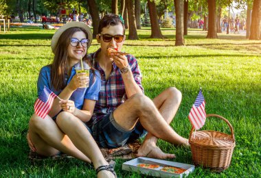 Genç çift Amerika Bağımsızlık günü kutluyor