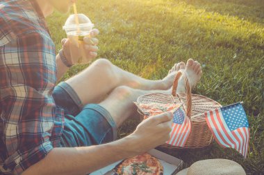 Genç adam Amerika'nın Bağımsızlık günü kutluyor