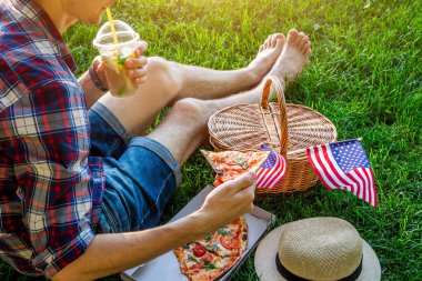 Genç adam Amerika'nın Bağımsızlık günü kutluyor