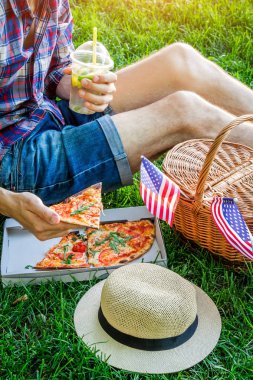 Genç adam Amerika'nın Bağımsızlık günü kutluyor