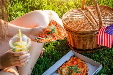 Genç kadın Amerika Bağımsızlık günü kutluyor