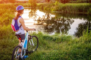 Nehirde seyir bisikletçi