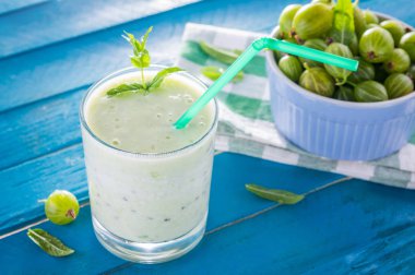 Bektaşi üzümü ile meyveli smoothie