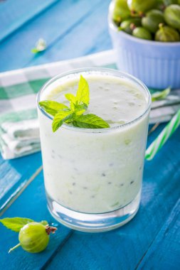 Bektaşi üzümü ile meyveli smoothie