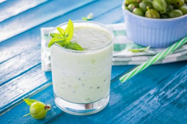 Bektaşi üzümü ile meyveli smoothie