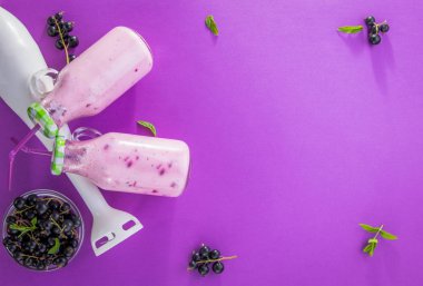 Siyah frenk üzümü ile meyveli smoothie