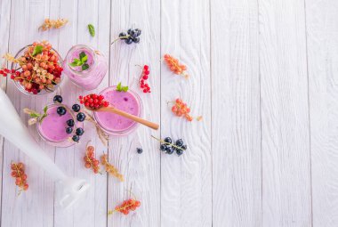 Kuş üzümü ile meyveli smoothie